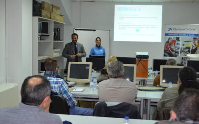 Voluntarios de “la Caixa” imparten un taller de Educación Financiera para personas con discapacidad en Ponferrada